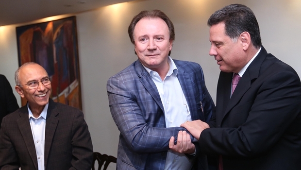 Empresários Ilézio Ferreira e Júnior Friboi, com o governador Marconi Perillo | Foto: Henrique Alves