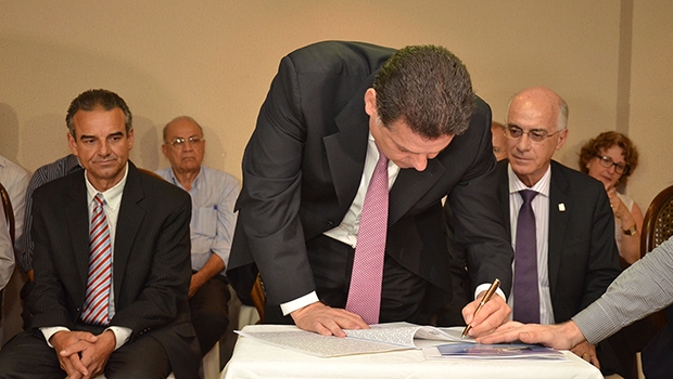 Sob olhar de Orlando do Amaral, Marconi assina termo de doação de área | Eduardo Ferreira/Agecom