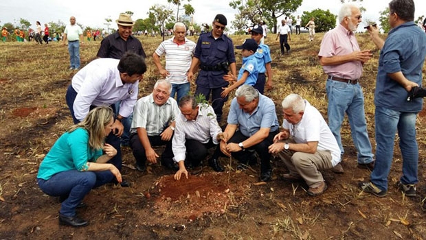 Autoridades plantam mudas de plantas nativas em Goiânia | Foto: Reprodução/Twitter
