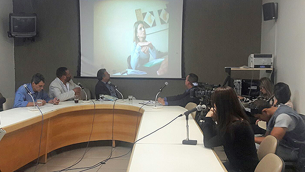 Despachante Carla Naciff confere vídeo em que foi flagrada | Foto: Thais Barbosa/Divulgação