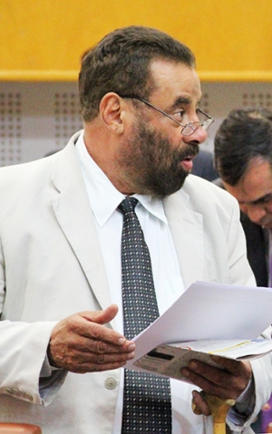 Vereador Paulo Magalhães perdeu bengala durante sessão | Alberto Maia/Câmara de Goiânia