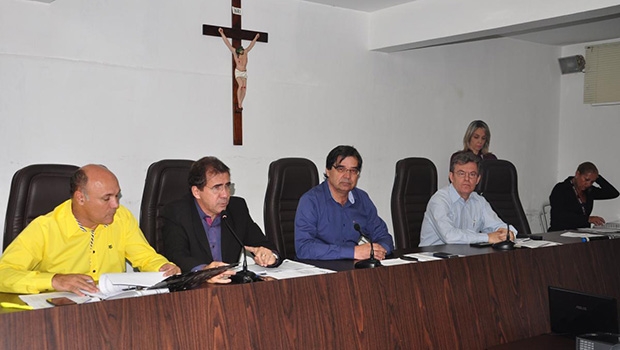 Prefeito João Gomes e sua equipe prestam contas aos vereadores