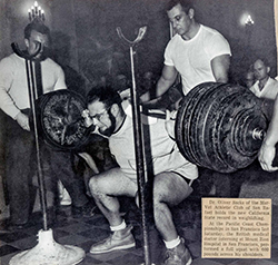 Oliver Sacks, o fisiculturista, faz um agachamento completo com 272 quilos: recorde em 1961, na Califórnia