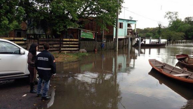 Equipes da Defesa Civil prestam apoio a moradores de São Jerônimo, uma das cidades gaúchas atingidas pela chuva Foto: Divulgação/Defesa Civil do Rio Grande do Sul