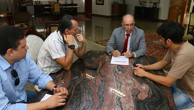 Advogado Felicíssimo Sena fala aos editores Elder Dias e Cezar Santos e ao repórter Frederico Vitor: “No Brasil, essa multipartidarização, o excesso de pequenos partidos comprando e vendendo, é um erro”