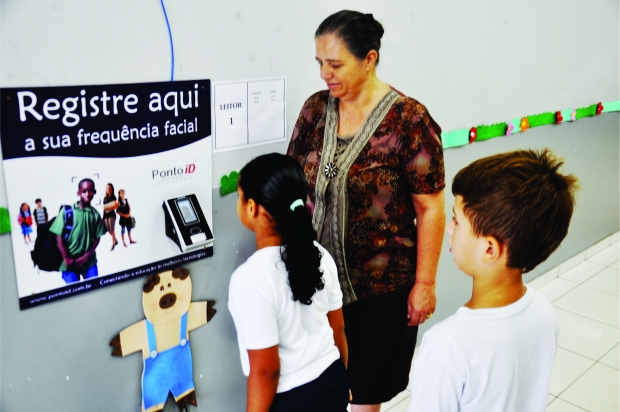 A frequência eletrônica já está sendo registrada na Escola Municipal Cirandinha, na região central de Trindade