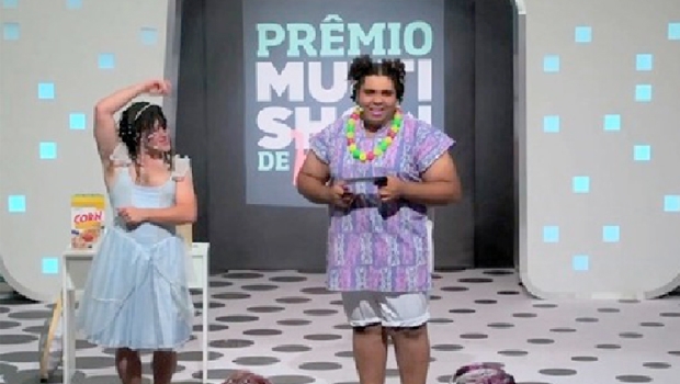 "Foi uma surpresa mesmo, eu aparecer vestido de mulher. Eu gosto muito de trabalhar com essa linha tênue do humor, entre a comédia e a emoção”