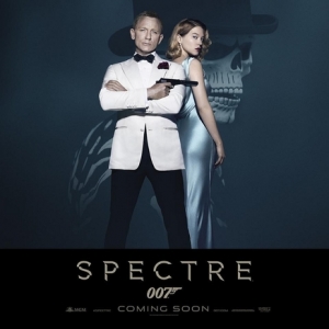Daniel Craig em Spectre com um Bond Girl