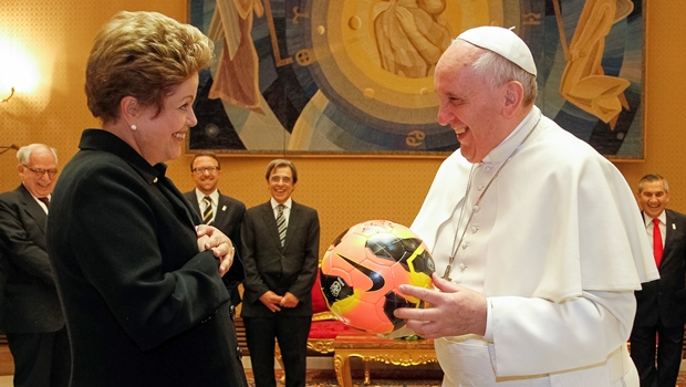 Papa Francisco e a presidente Dilma: só ajuda dos céus salva | Foto: Roberto Stuckert Filho PR