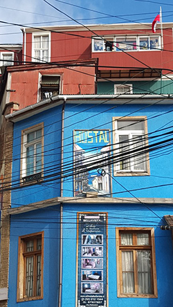 Os artistas populares dão ao bairro o exato colorido que o nome “Bella Vista” merece