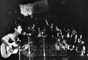 29.09.1968 - Arquivo O Globo - Geraldo Vandré. III Festival Internacional da Canção, Maracanãzinho. 29.09.1968 - Archive O Globo - Geraldo Vandré, singer and composer.