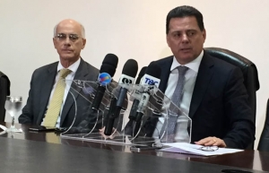 Reitor da UFG, Orlando Afonso, e governador Marconi Perillo durante anúncio da novidade | Foto: Alexandre Parrode