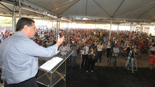 Governador discursa ao púbico | Foto: Lailson Damásio