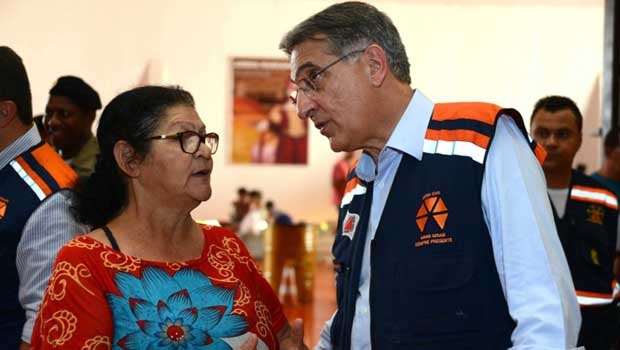 O governador Fernando Pimentel vistoriando trabalhos na área inundada pelo rompimento de barragens em Mariana | Foto: Veronica Manevy/ Imprensa MG