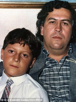 Pablo Escobar e Juan Pablo Escobar 2C0DF36C00000578-3224981-Pablo_Escobar_seen_right_with_his_son_Sebastian_Marroquin-m-45_1441660183629
