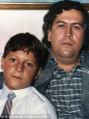 Pablo Escobar e Juan Pablo Escobar 2C0DF36C00000578-3224981-Pablo_Escobar_seen_right_with_his_son_Sebastian_Marroquin-m-45_1441660183629