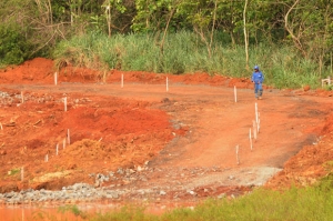 Infraero informa que está sendo construída uma nova bacia de contenção no local, e que obras não causam impacto ambiental algum na lagoa| Foto: Renan Accioly