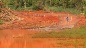 Situação de lagoa natural próxima à nascente do Córrego assusta | Foto: Renan Accioly