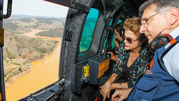 Dilma Rousseff, com o governador Fernando Pimentel, sobrevoa área atingida pelo “mar de lama”, em MG