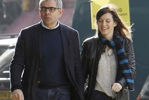 Rowan Atkinson e Louise Ford sua nova mulher
