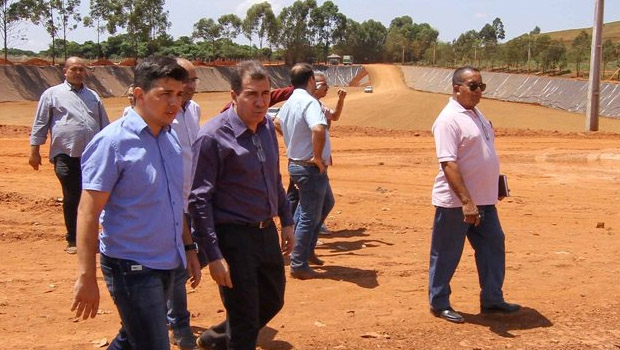 Prefeitos vistoriam serviço de gestão de resíduos em Anápolis