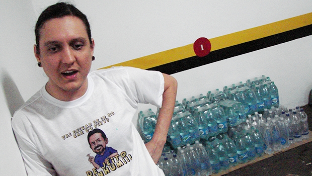 Goianos arrecadam água para vítimas de lama em Minas Gerais | Marcello Dantas