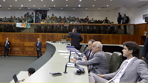 Servidores marcaram presença na sessão plenária desta quarta-feira| Foto: Y. Maeda 