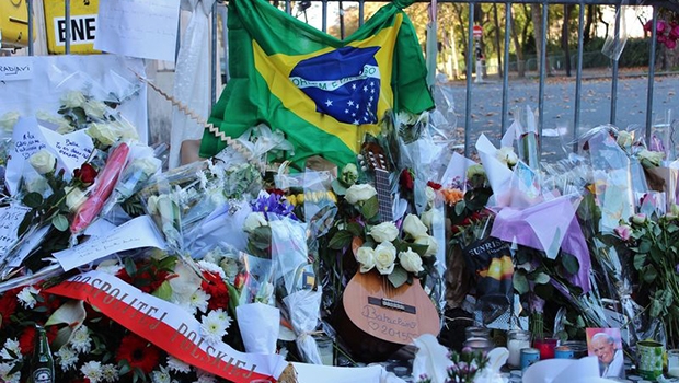 Homenagens as pessoas mortas nos ataques terroristas a capital francesa | Giselle Garcia/Agência Brasil