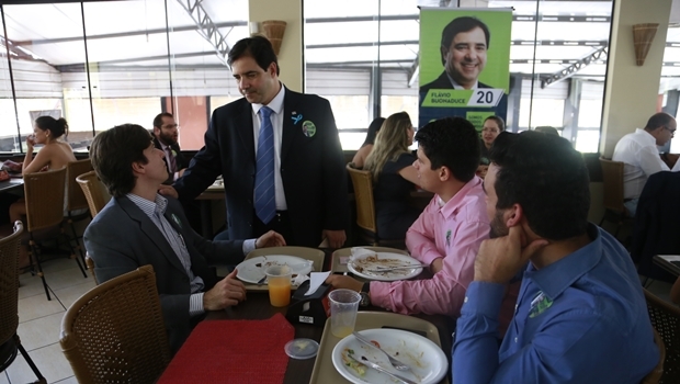 Buonaduce conversa com colegas | Foto: divulgação