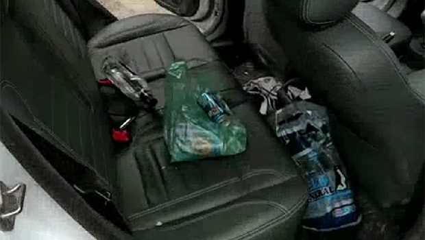 Carro estava com embalagens de bebida alcoólica | Foto: Divulgação/PRF