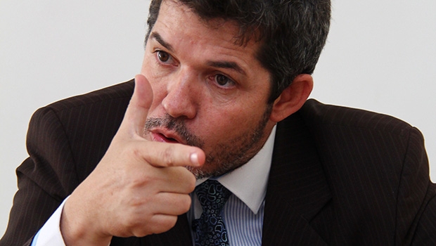 Deputado Waldir Soares: dedo em riste como o cano de uma pistola apontada para companheiros e adversários 