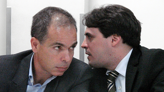 Empresário Dener Justino (esq), da Opus, e seu advogado, durante depoimento | Marcello Dantas