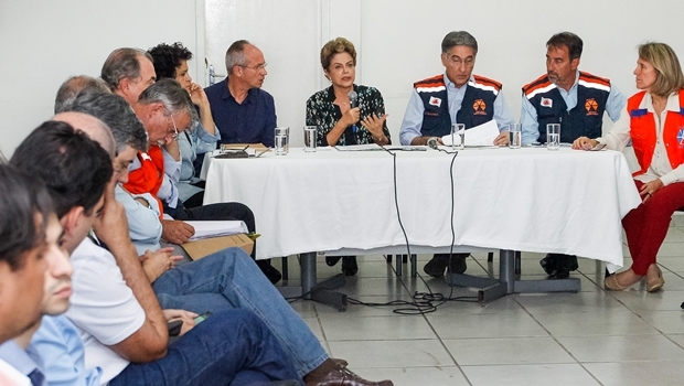 Presidente Dilma, ladeada pelos governadores Paulo Hartung (ES) e Pimentel (MG) | Foto: Roberto Stuckert Filho