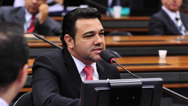O deputado federal Pastor Marcos Feliciano usou as redes sociais para apoiar a crítica do vereador Carlos Bolsonaro ao vice-presidente Hamilton Mourão. O convite feito a Mourão gerou uma reação por parte de diversos aliados de Jair Bolsonaro (PSL). 