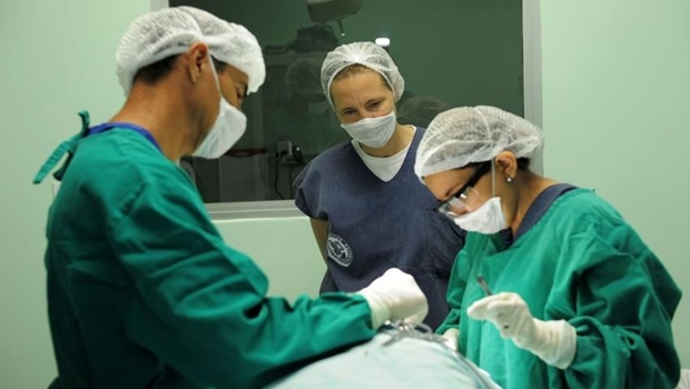 Médicos da Fundação de Dermatologia Tropical e venereologia Alfredo Da Matta operam paciente com câncer de pele | Foto: Alfredo Fernandes / Agecom