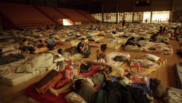 Vítimas instaladas em um ginásio em Mariana: solidariedade não pode se tornar uma forma de desviar o foco | Daniel Marenco / O Globo