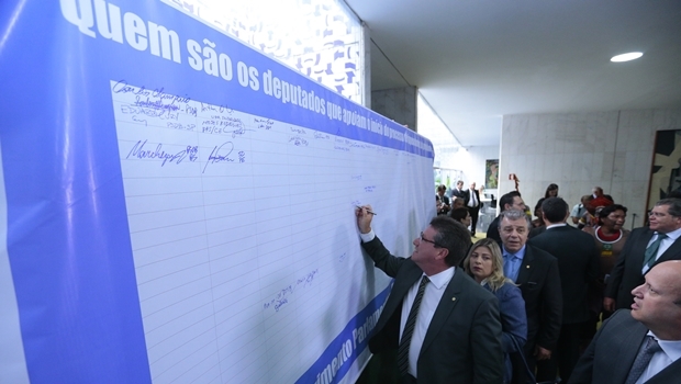 Giuseppe Vecci assina o painel | Foto: Alexssandro Loyola 