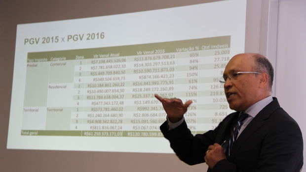 Secretário de Finanças Jeovalter Correia apresentou nova proposta à imprensa| Foto: Edilson Pelikano