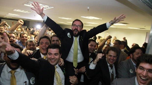 Lúcio Flávio de Paiva é carregado ao ser eleito presidente da OAB-GO | Foto: Leoiran 