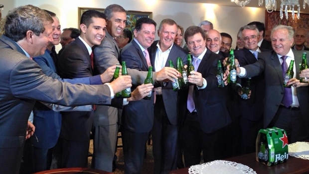 Lideranças de Itumbiara e do PTB comemoram construção da fábrica | Foto: Ascom / Governo de Goiás