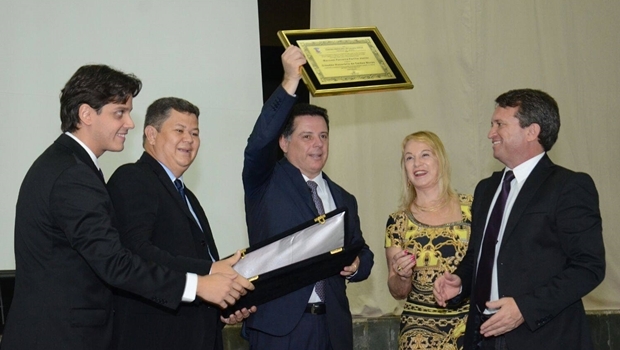 Deputado Marquinho Palmerston (PSDB); presidente da Câmara de Caldas Novas, vereador Saulo Inácio; governador Marconi; deputada Magda Mofatto (PR); e o prefeito de Caldas Novas, Evandro Magal (PP) | Foto: Governo de Goiás