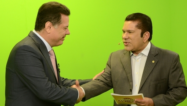 Governador Marconi cumprimenta o apresentador Sandes Júnior | Foto: Rodrigo Cabral