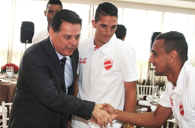 Marconi cumprimenta jogadores | Foto: Wagnas Cabral