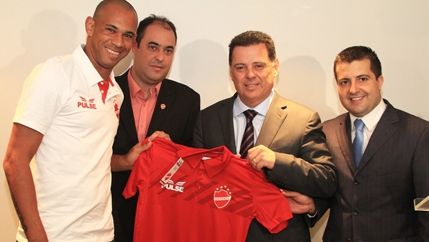 Governador Marconi Perillo com jogadores do Vila Nova | Foto: Wagnas Cabral