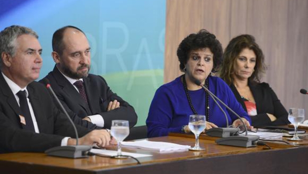 Em entrevista coletiva, a ministra do Meio Ambiente, Izabella Teixeira, disse que cabe às empresas pagar pelos danos e que, dessa forma, os recursos não sairão do Orçamento Geral da União | Valter Campanato/Agência Brasil