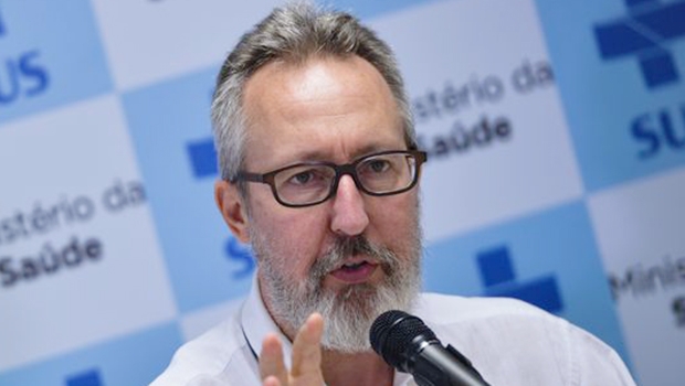 Diretor de vigilância de doenças transmissíveis do Ministério da Saúde, Cláudio Maierovitch, divulga o boletim epidemiológico sobre os casos de microcefalia no país | Marcello Casal Jr/Agência Brasil)