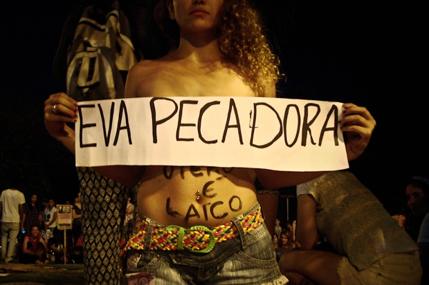 Mulheres protestam contra projeto de lei que impede atendimento a vítimas de estupro