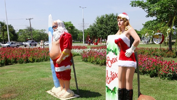 Papai Noel “surfista” e Mamãe Noel sensual causam polêmica em Palmas e vereador reclama de gastos