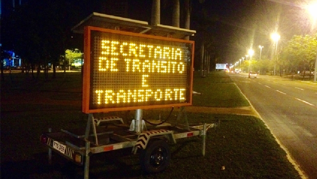 "Na crise em que vivemos, o prefeito alugou, por mais de R$ 1 milhão e 300 mil, 12 painéis luminosos para ficarem nas esquinas transmitindo mensagens sobre o trânsito!” 