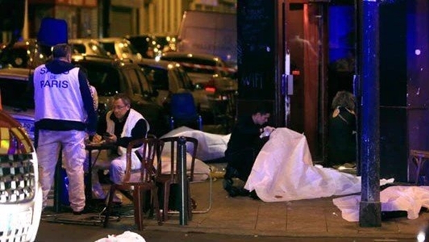 Corpos são estendidos no meio das ruas. Clima é de pânico | Foto: reprodução / Twitter